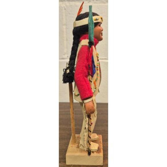 Vintage Native American Indian Figurine with Beaded Clothing and Feathered Heir - Picture 5 of 6